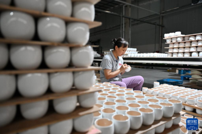 河北隆堯:陶瓷外貿訂單生產(chǎn)忙